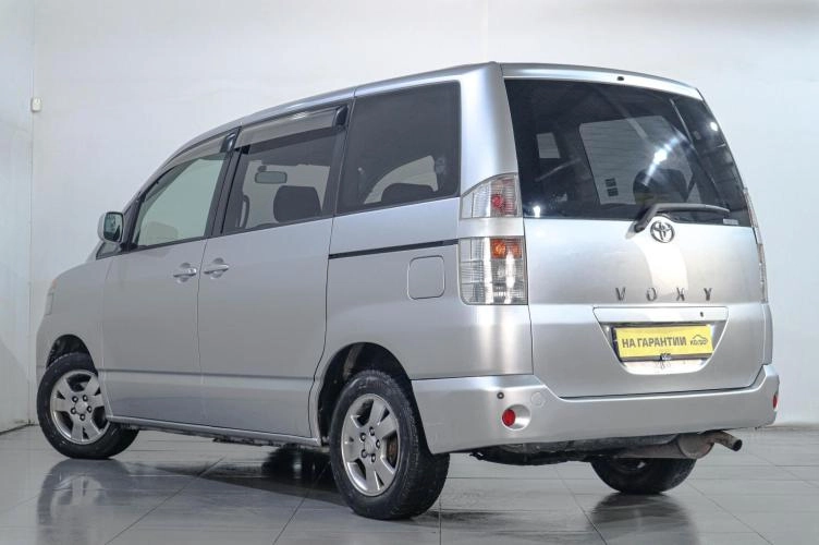 Toyota Voxy 4 из 5
