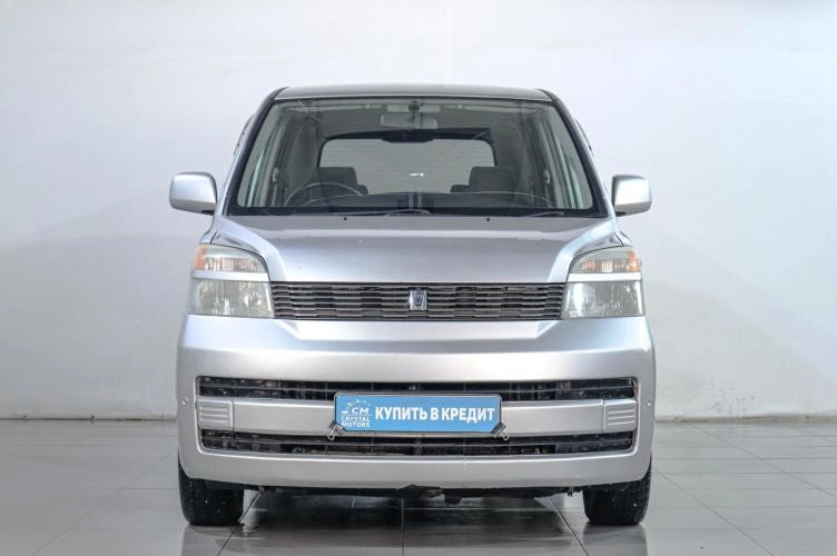 Toyota Voxy 2 из 5