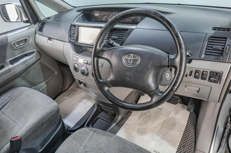 Toyota Voxy 7 из 14