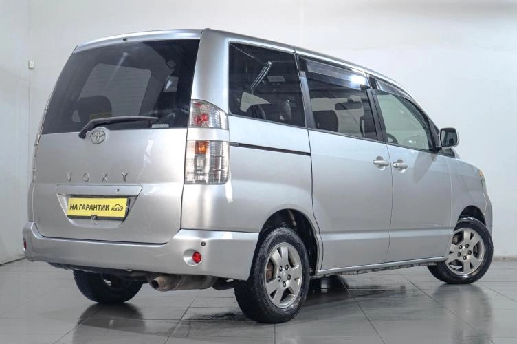 Toyota Voxy 6 из 14