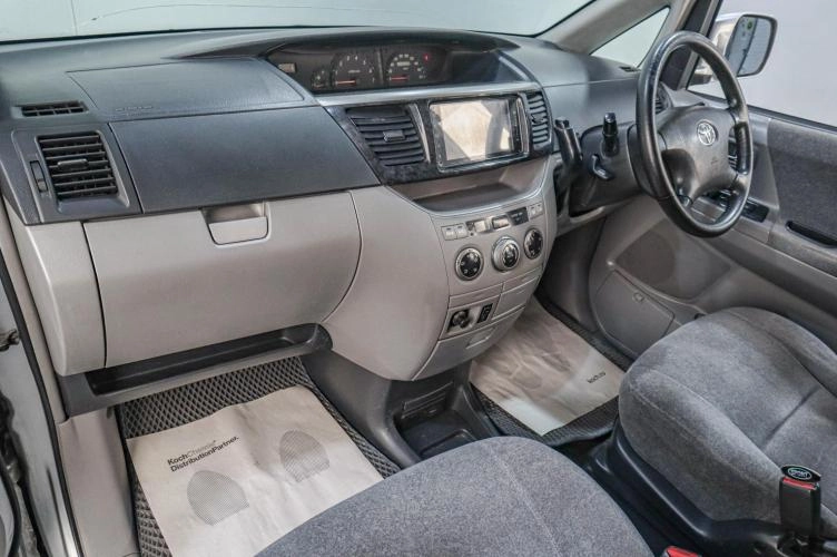 Toyota Voxy 12 из 14