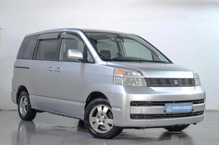 Toyota Voxy 1 из 5