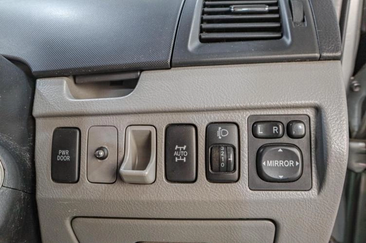 Toyota Voxy 9 из 14