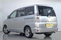 Toyota Voxy 4 из 14