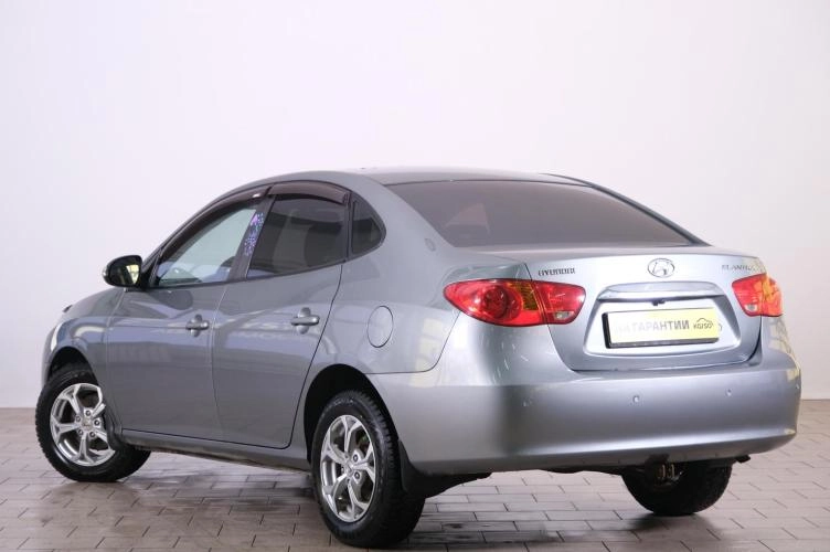 Hyundai Elantra 4 из 5