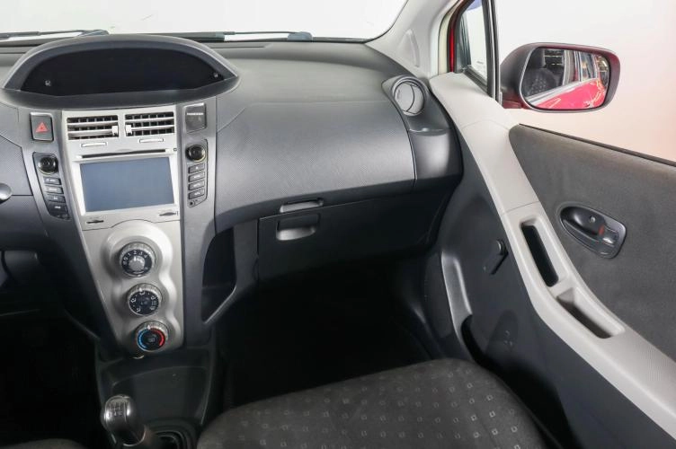 Toyota Yaris 14 из 18