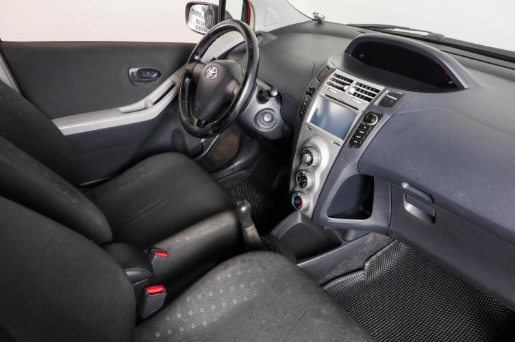 Toyota Yaris 11 из 18