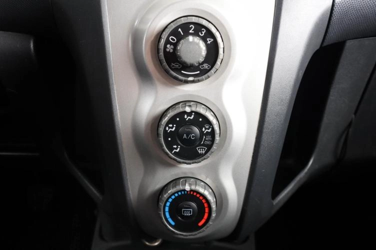 Toyota Yaris 16 из 18