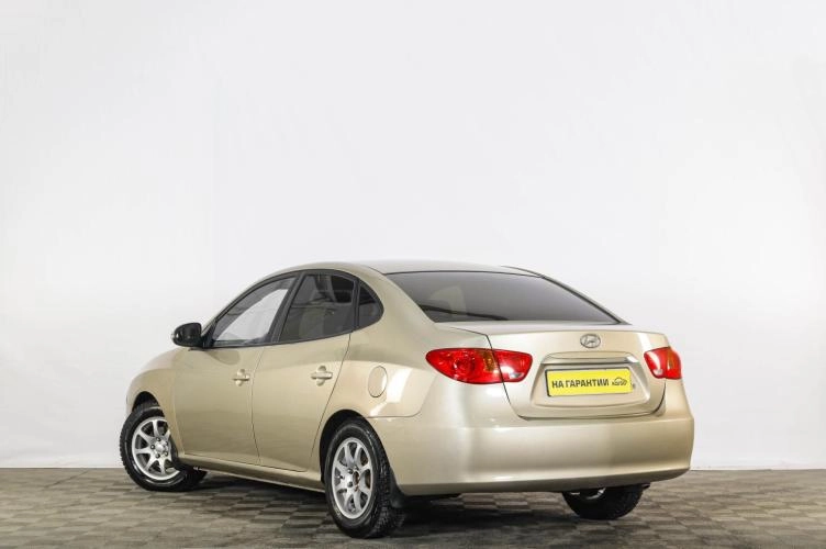Hyundai Elantra 4 из 6