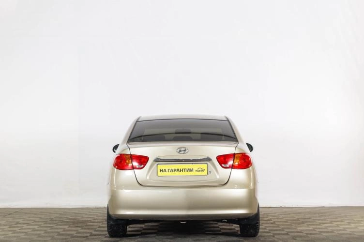 Hyundai Elantra 5 из 6
