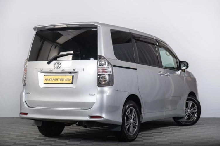 Toyota Voxy 6 из 6