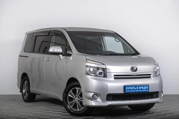 Toyota Voxy 1 из 6