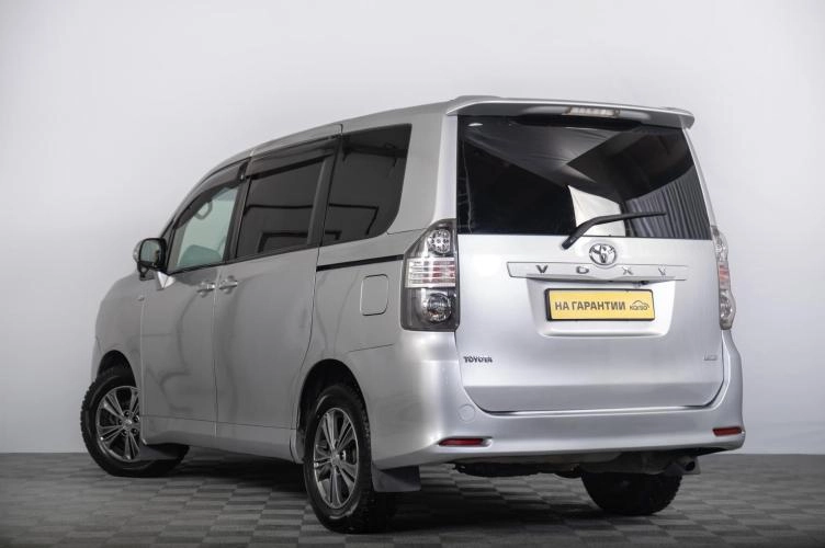 Toyota Voxy 5 из 6
