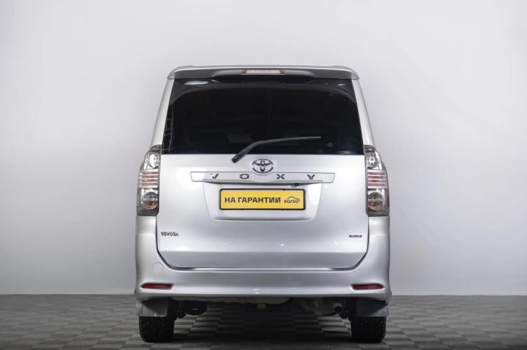 Toyota Voxy 4 из 6