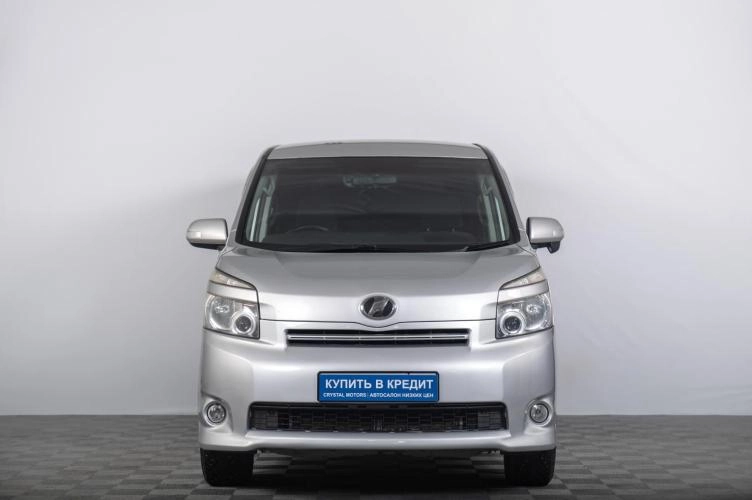 Toyota Voxy 3 из 6