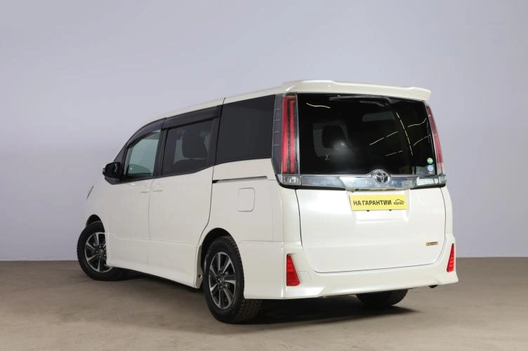 Toyota Noah 4 из 6