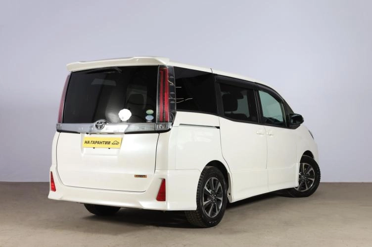 Toyota Noah 5 из 6