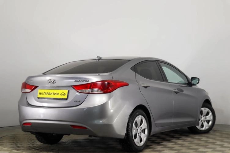 Hyundai Elantra 4 из 6