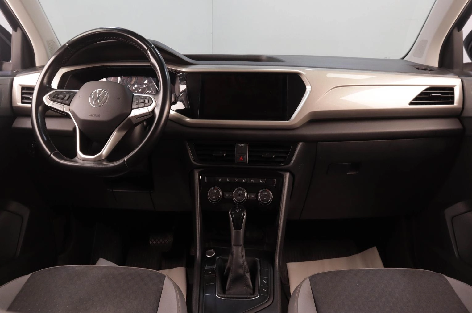 Volkswagen Taos 8 из 16