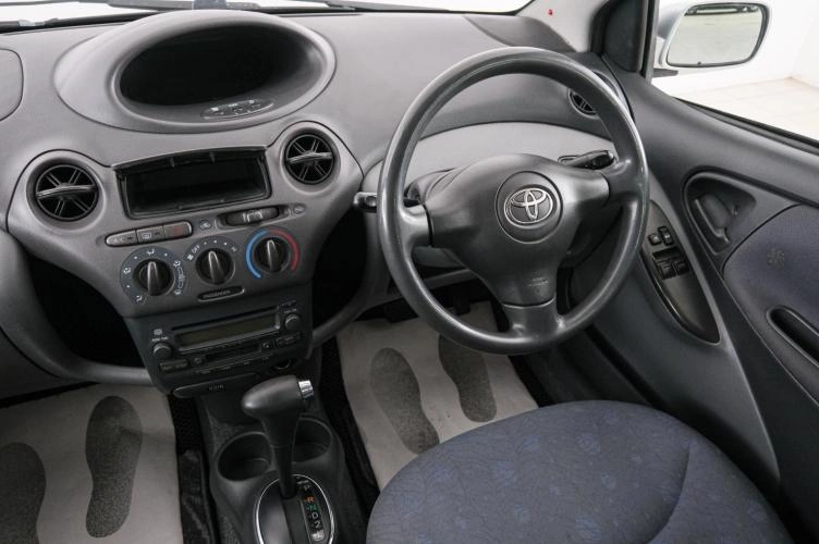 Toyota Vitz 9 из 21