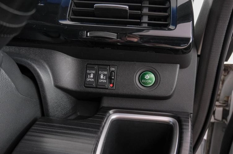 Honda Stepwgn Spada 18 из 23