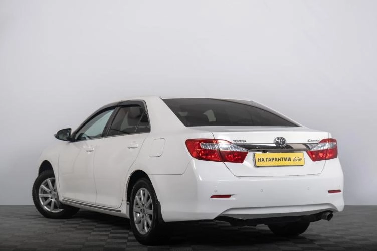 Toyota Camry 5 из 6