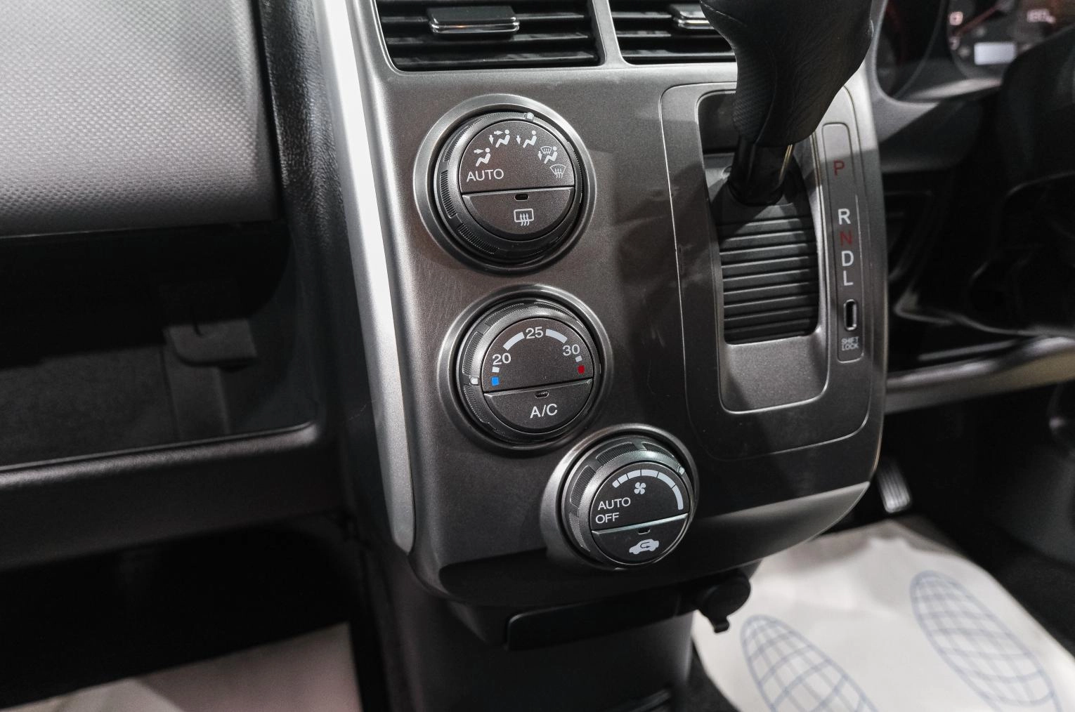 Honda Mobilio Spike 17 из 25