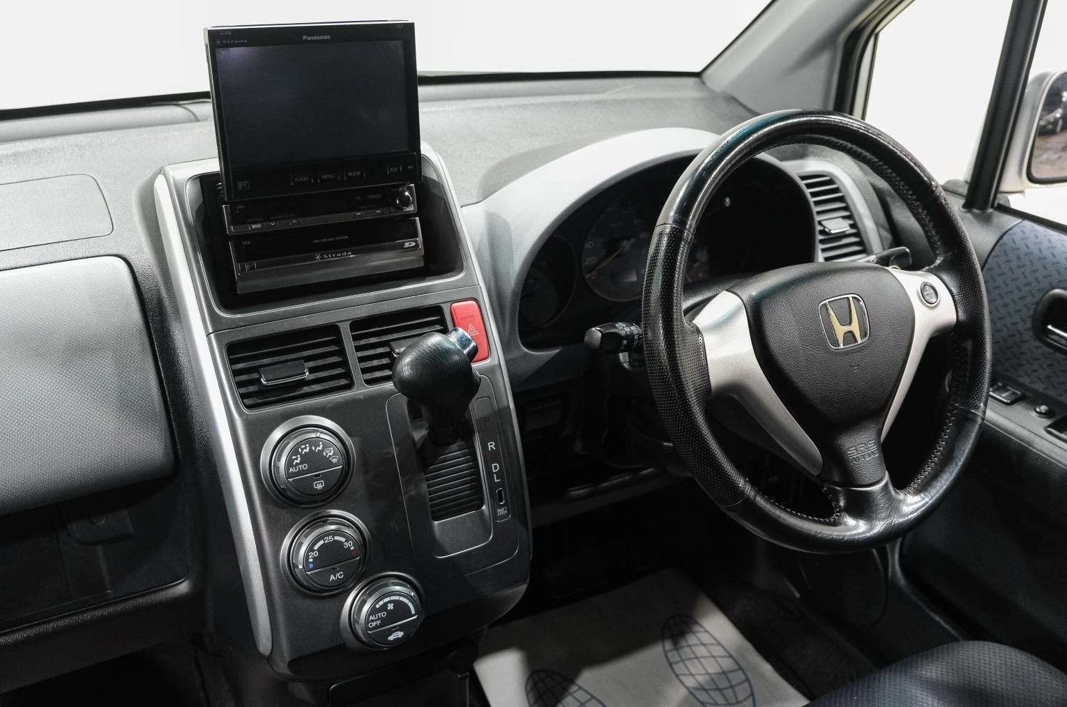 Honda Mobilio Spike 15 из 25