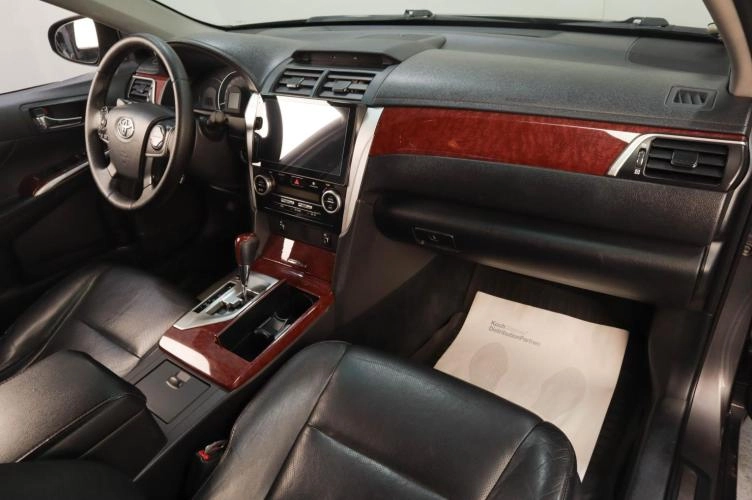 Toyota Camry 8 из 17