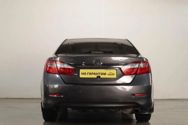 Toyota Camry 5 из 17
