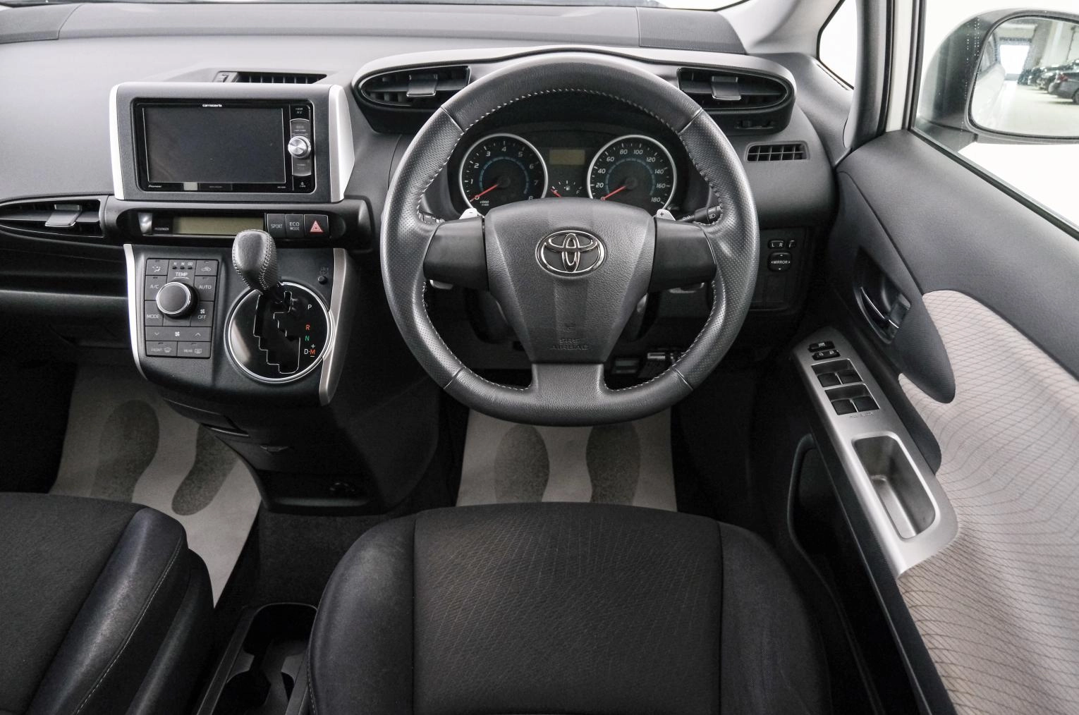 Toyota Wish 14 из 21