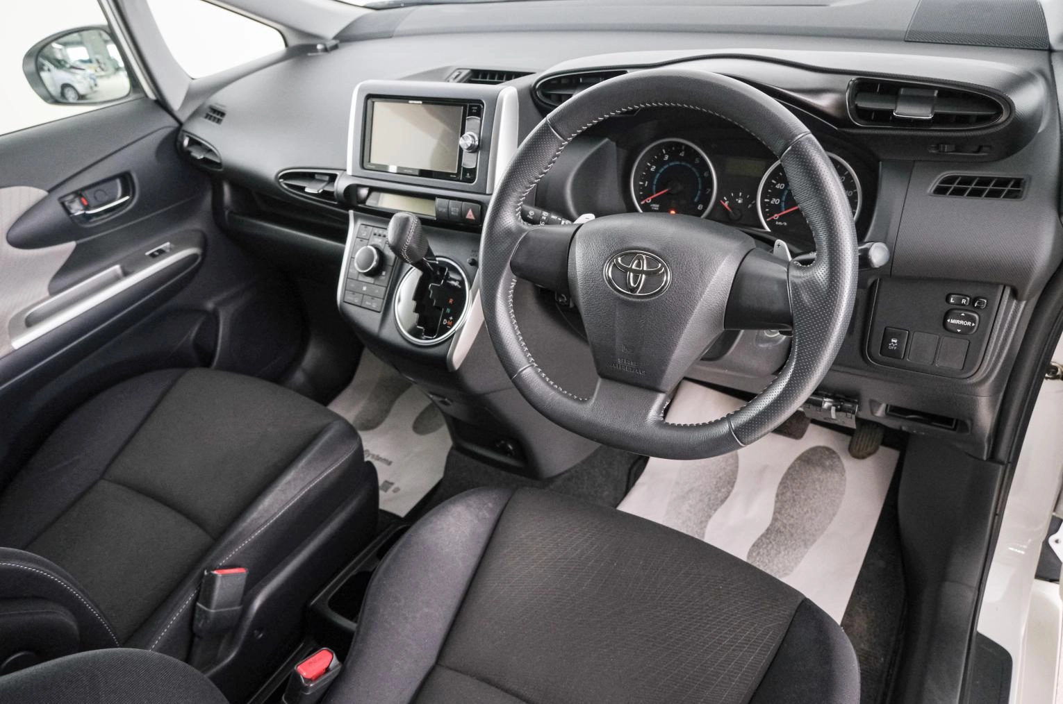 Toyota Wish 8 из 21