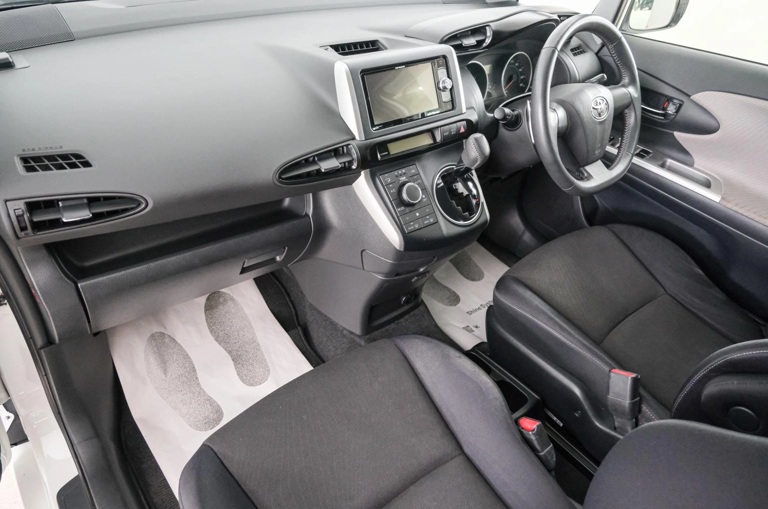 Toyota Wish 12 из 21