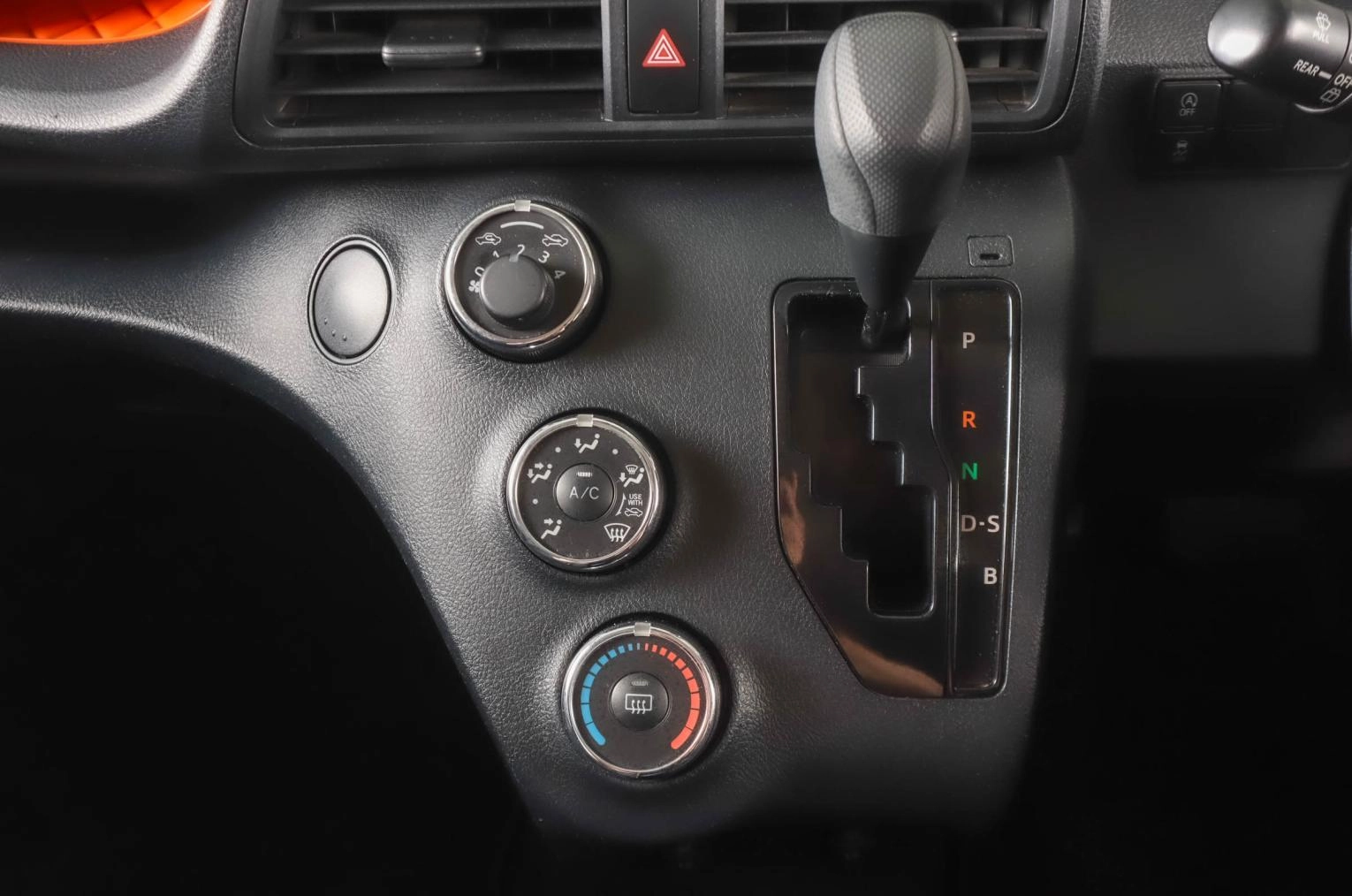Toyota Sienta 18 из 21