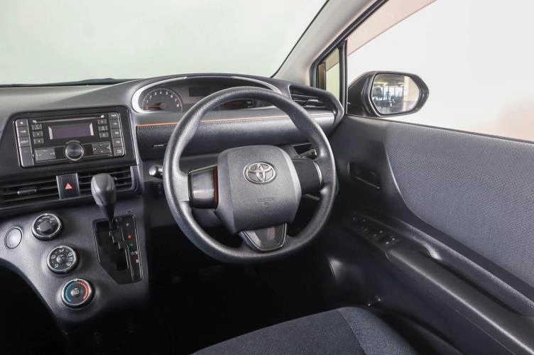 Toyota Sienta 14 из 21