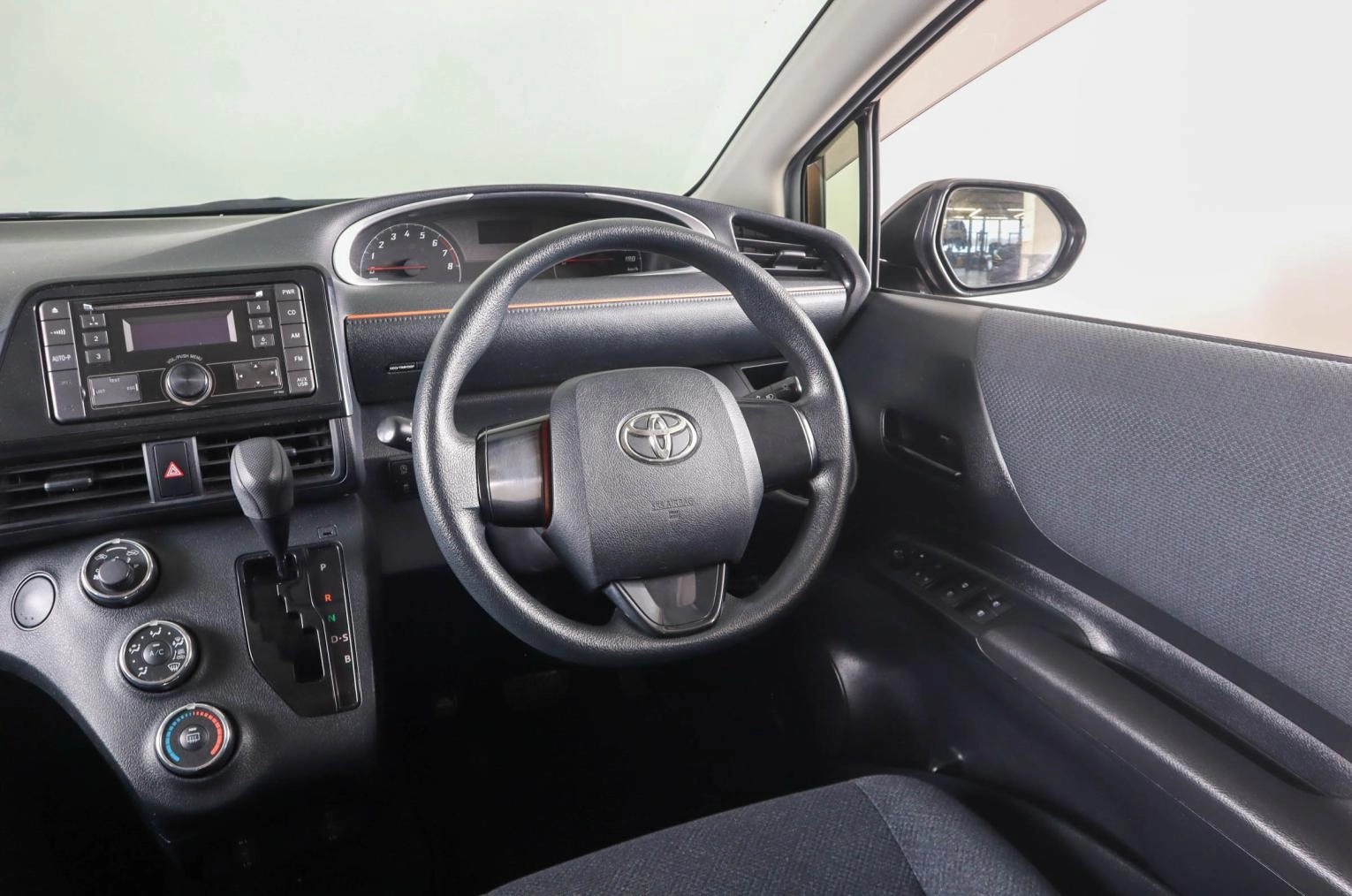 Toyota Sienta 14 из 21