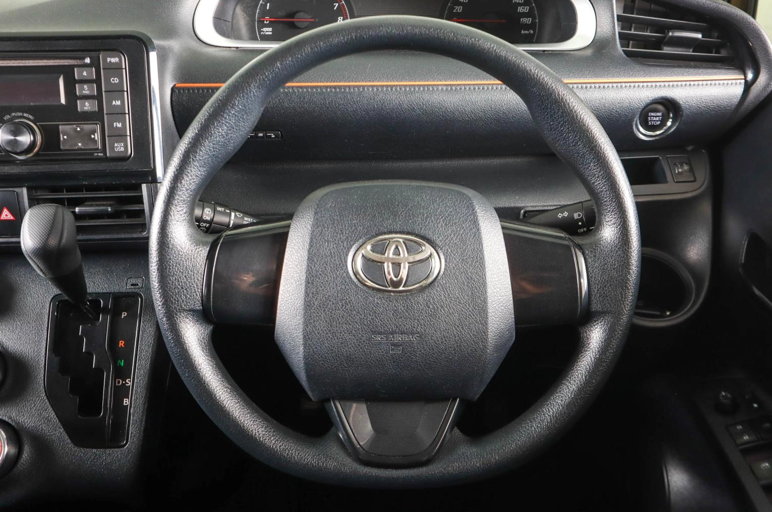 Toyota Sienta 15 из 21