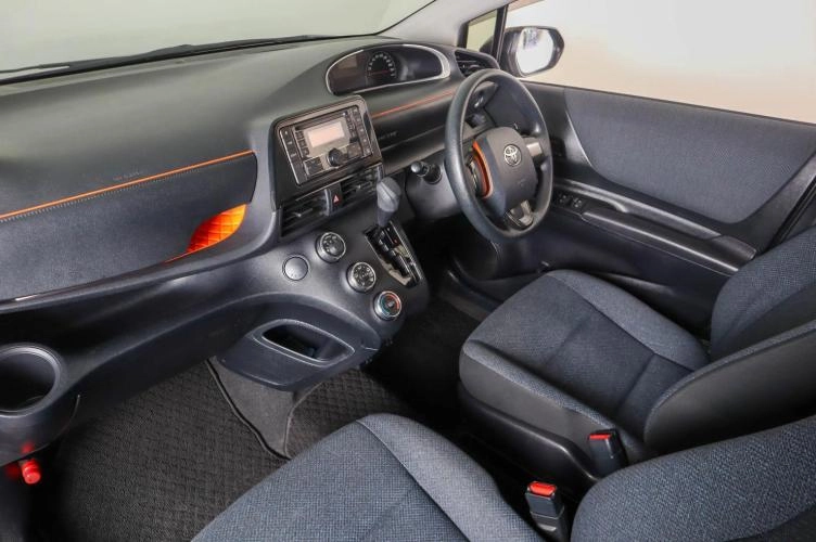Toyota Sienta 11 из 21