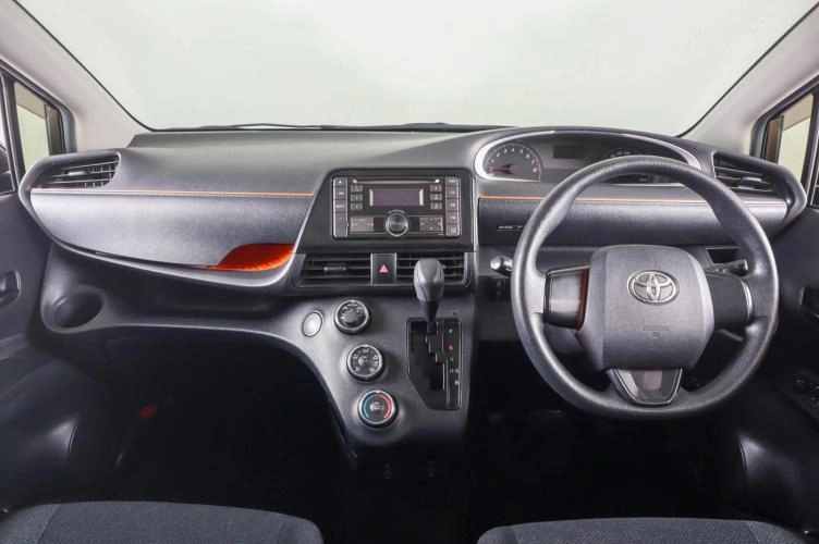 Toyota Sienta 13 из 21