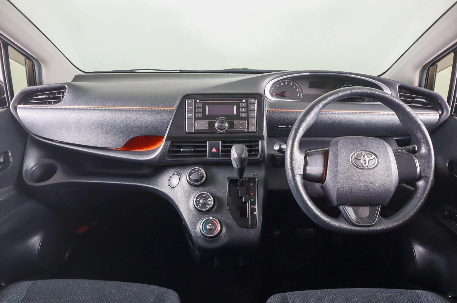 Toyota Sienta 13 из 21