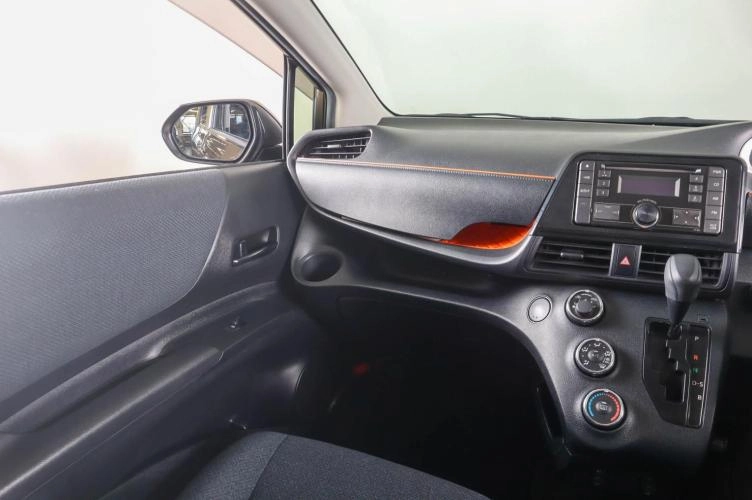 Toyota Sienta 12 из 21