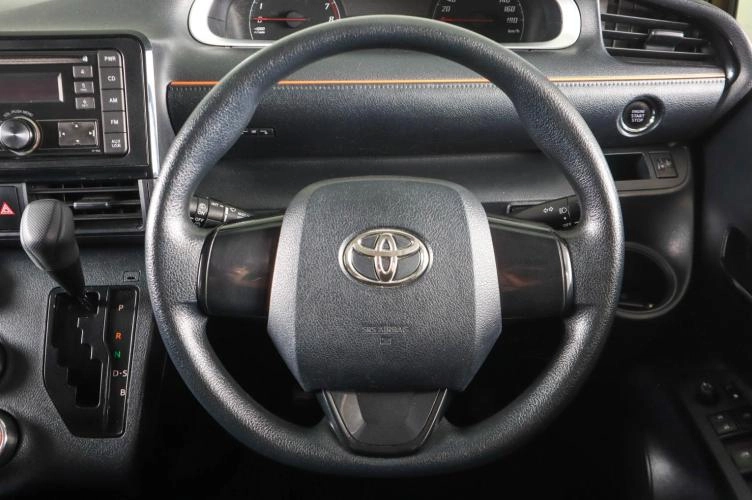 Toyota Sienta 15 из 21
