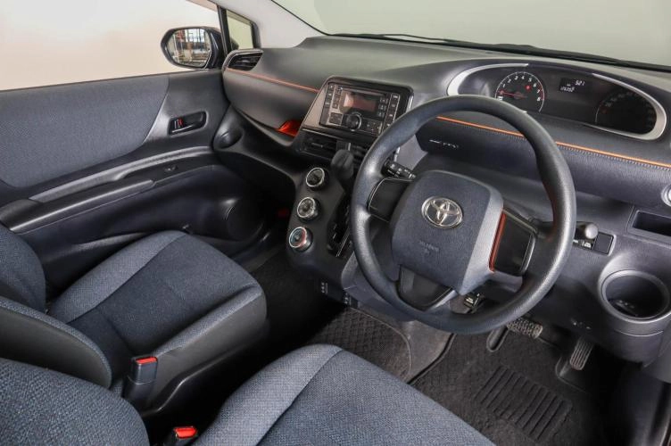 Toyota Sienta 8 из 21