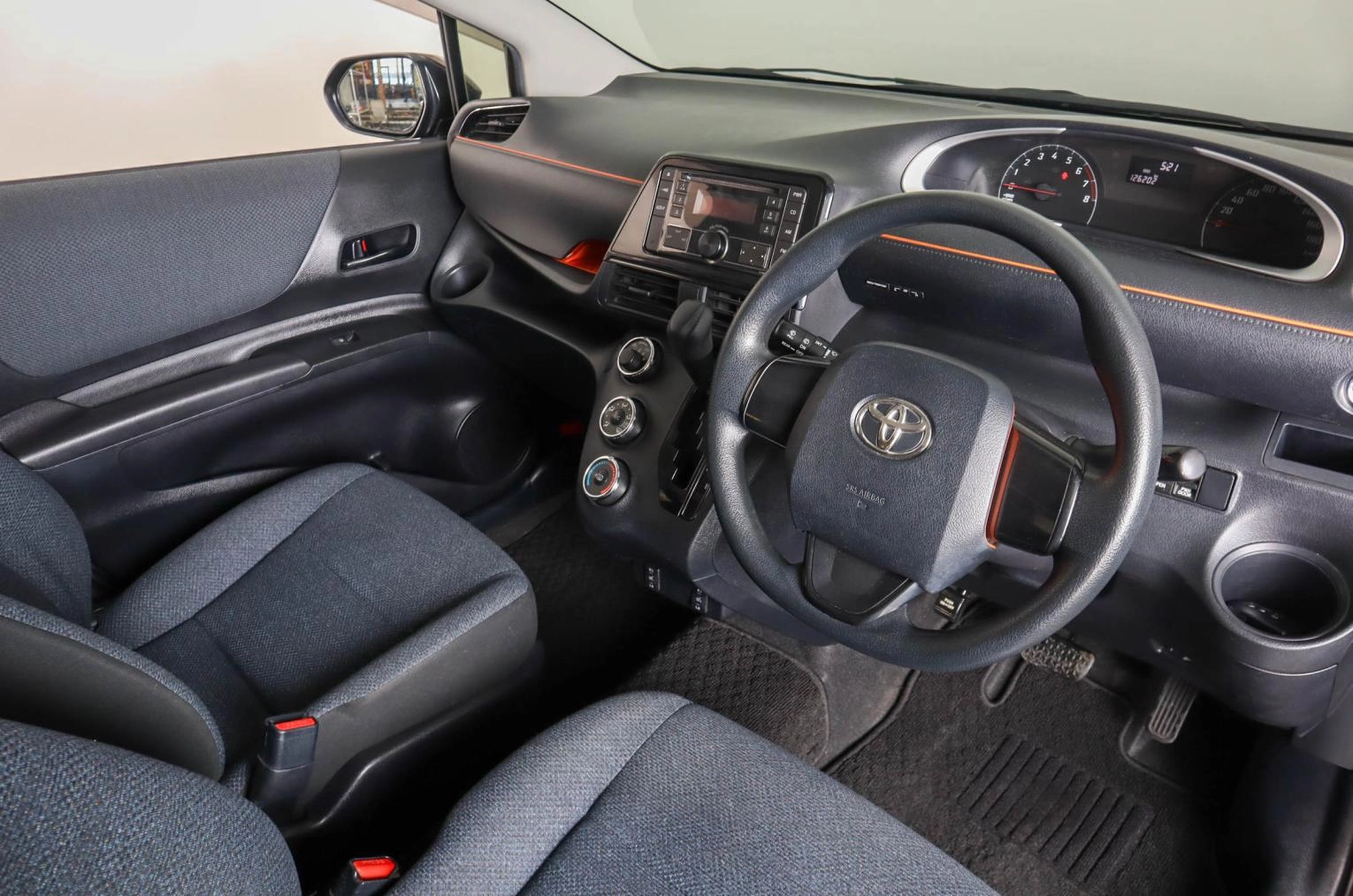 Toyota Sienta 8 из 21