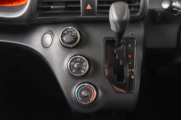 Toyota Sienta 18 из 21