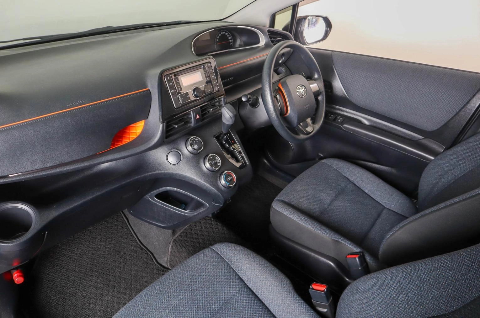 Toyota Sienta 11 из 21