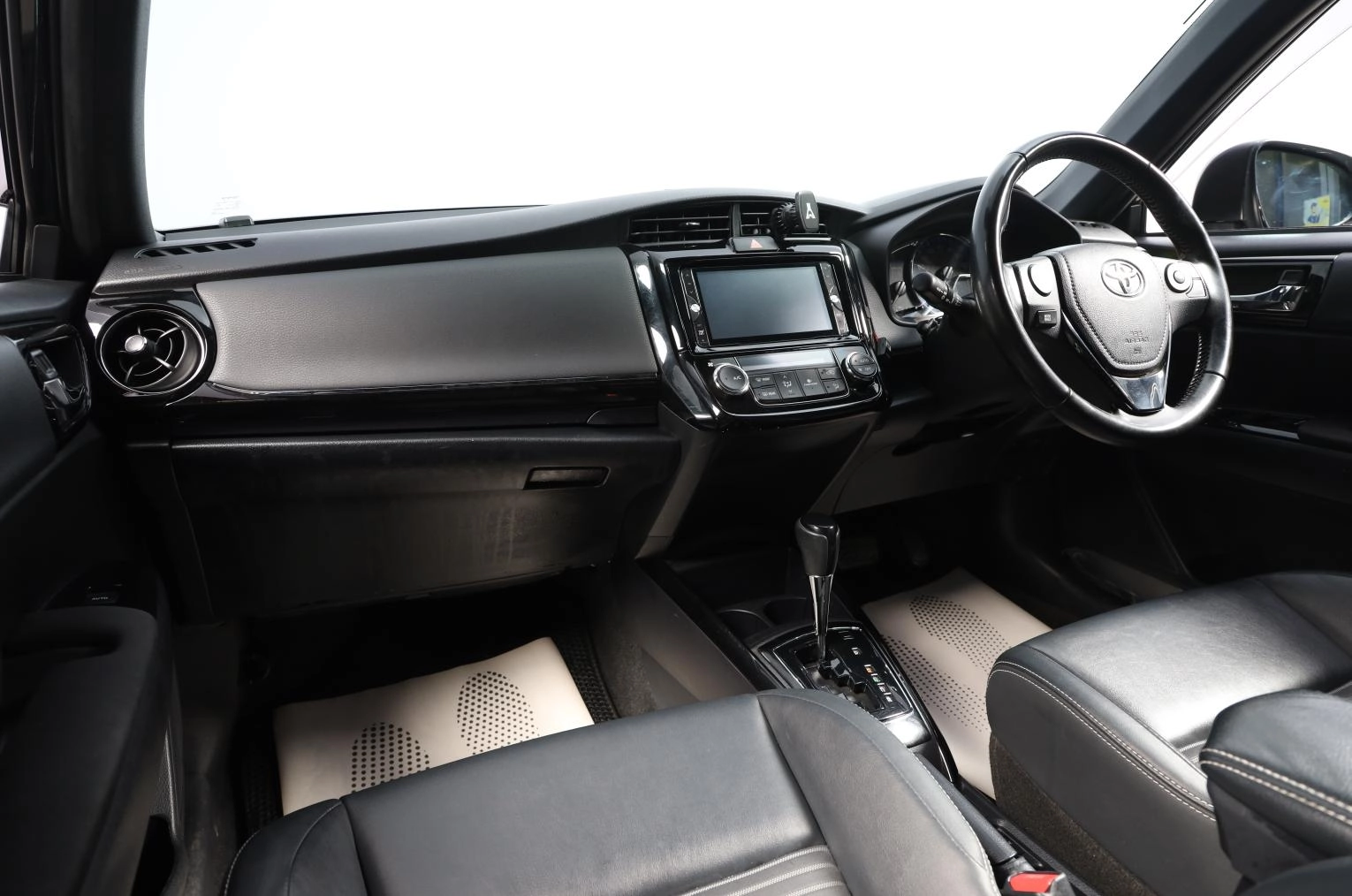 Toyota Corolla Fielder 8 из 18