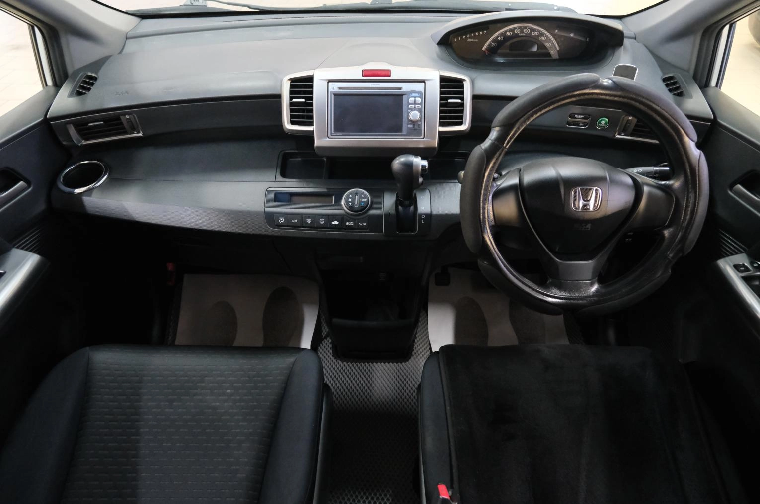 Honda Freed 12 из 20