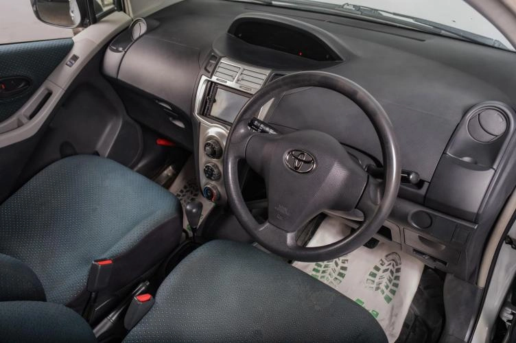 Toyota Vitz 8 из 17