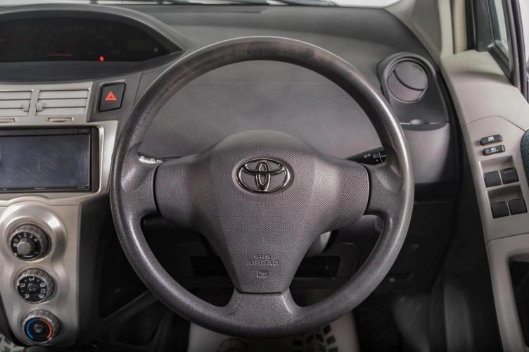 Toyota Vitz 12 из 17